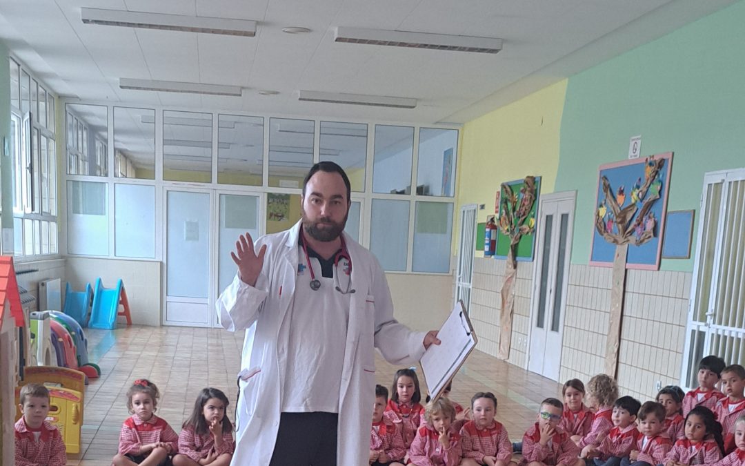 ¡EL PROFE JOSÉ LUIS LLEGA VESTIDO DE MÉDICO!